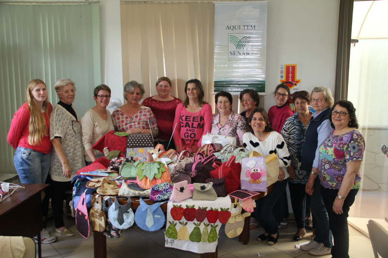 MULHERES PARTICIPAM DE CURSO DE PATCHWORK NA ARTEMAIO